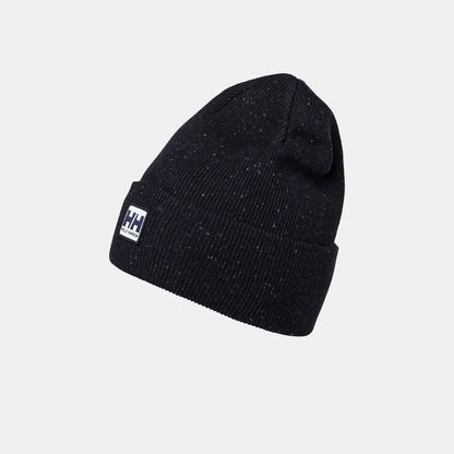 Tuque d'hiver Urban - Helly Hansen, tuque noire en maille côtelée avec revers et écusson du logo, vue de trois quarts