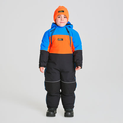Habit de neige 1 pièce - Chlorophylle tricolore bleu, orange et noir en matériau isolant, pour enfant, vue de face porté avec un bonnet orange.