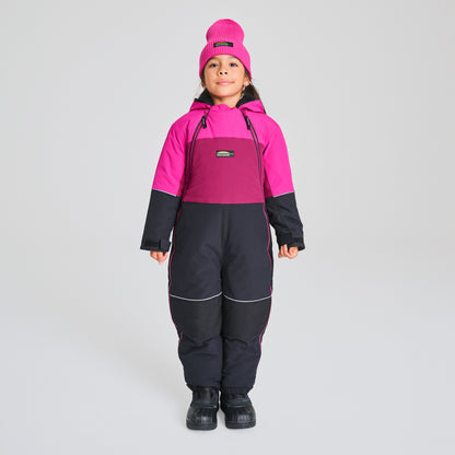 Habit de neige 1 pièce - Chlorophylle rose fuchsia, prune et noir, en tissu imperméable, pour enfant, vue de face porté sur mannequin.