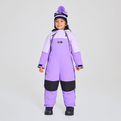 Habit de neige 1 pièce - Chlorophylle violet clair et violet foncé avec protections noires, pour enfant, porté de face avec bonnet assorti.