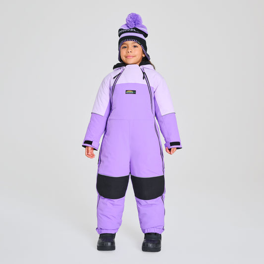 Habit de neige 1 pièce - Chlorophylle violet clair et violet foncé avec protections noires, pour enfant, porté de face avec bonnet assorti.