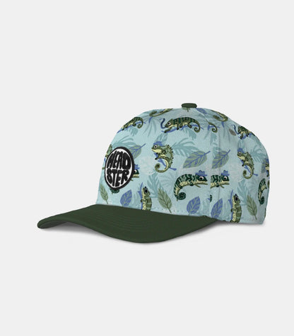 Casquette - Headster bleu ciel à motifs caméléons verts et feuilles, visière vert foncé, style garçon, vue de côté portée