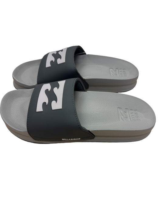 Sandales pour homme - Billabong, bride noire avec logo blanc, semelle grise, style slide, vue latérale portée.