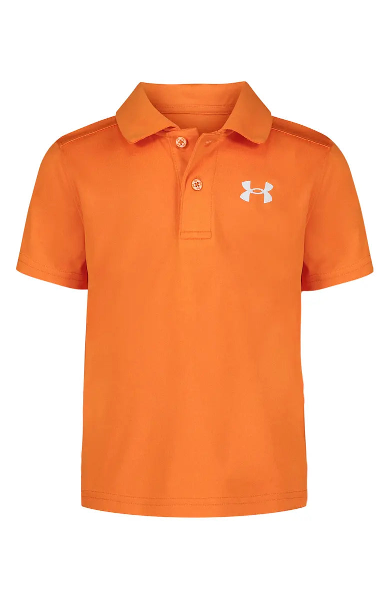 Polo - Under Armour orange en polyester 100% pour enfant, col classique, vue de face avec logo blanc sur poitrine