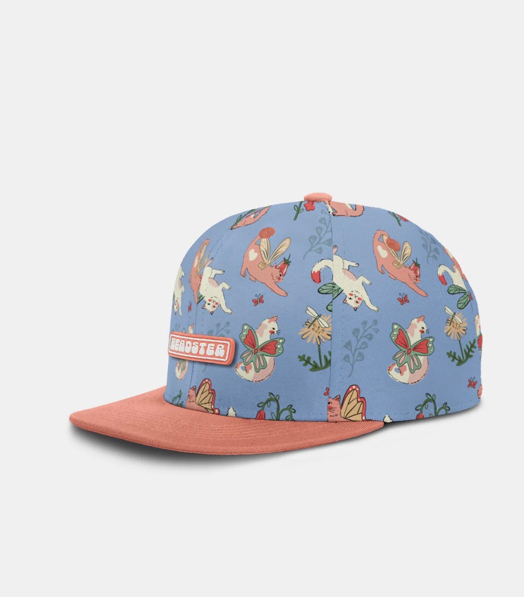 Casquette - Headster bleu ciel avec motifs animaux rose et vert, visière rose, style enfant, vue de côté.