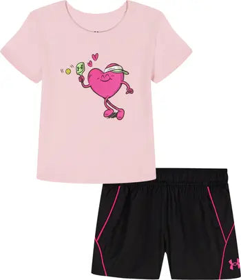 Ensemble - Under Armour tee-shirt rose avec motif cœur rose et short noir avec détails rose, vue de face, enfant.