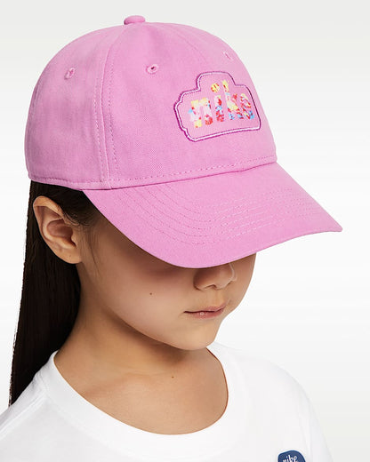 Casquette - Nike rose en sergé de coton brossé, logo coloré à l’avant, portée par une enfant, vue de trois quarts face.