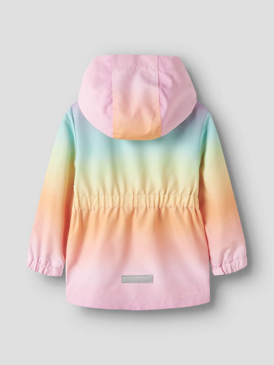 Manteau Mi-Saison - Name It coupe-vent multicolore pastel avec capuche, pour enfant, vue de dos sur fond gris.