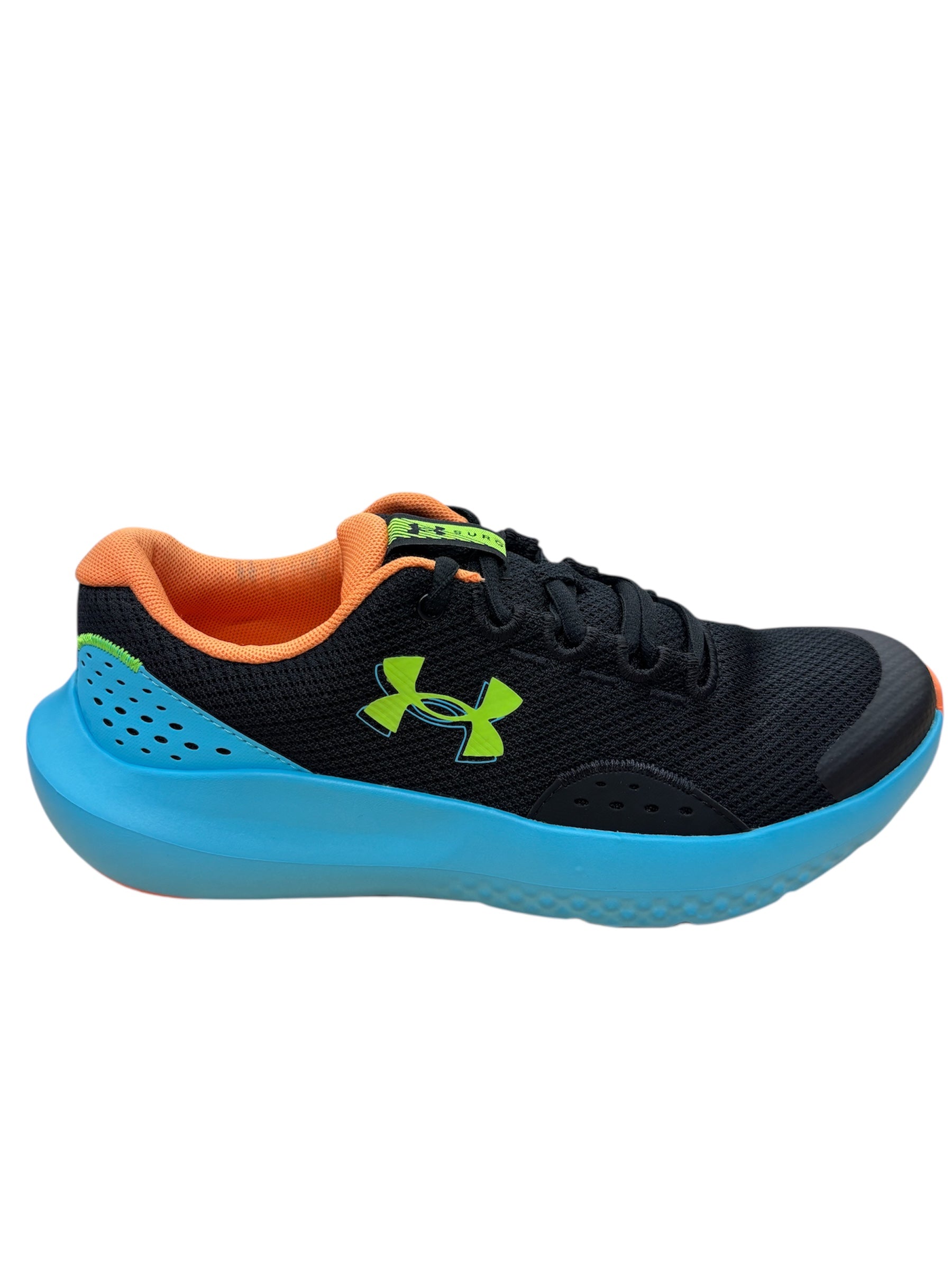Espadrilles Surge 4 - Under Armour noir et bleu avec doublure orange, logo vert, maille respirante, vue de profil droit