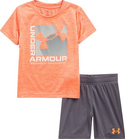 Ensemble Short - Under Armour, vue portrait, t-shirt orange et short gris foncé, dimensions 700x778 galerie 1