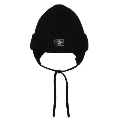 Tuque d'hiver - Nanö noire en maille côtelée avec doublure douce et cordons ajustables, pour enfant, vue de face.
