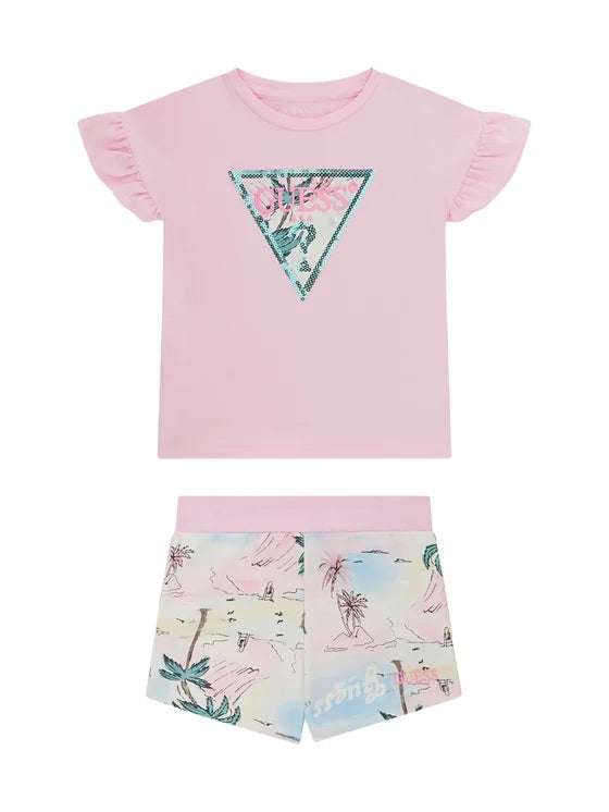 Ensemble Short - Guess rose avec logo à sequins vert et short imprimé de palmiers multicolores, pour enfant, vue de face.