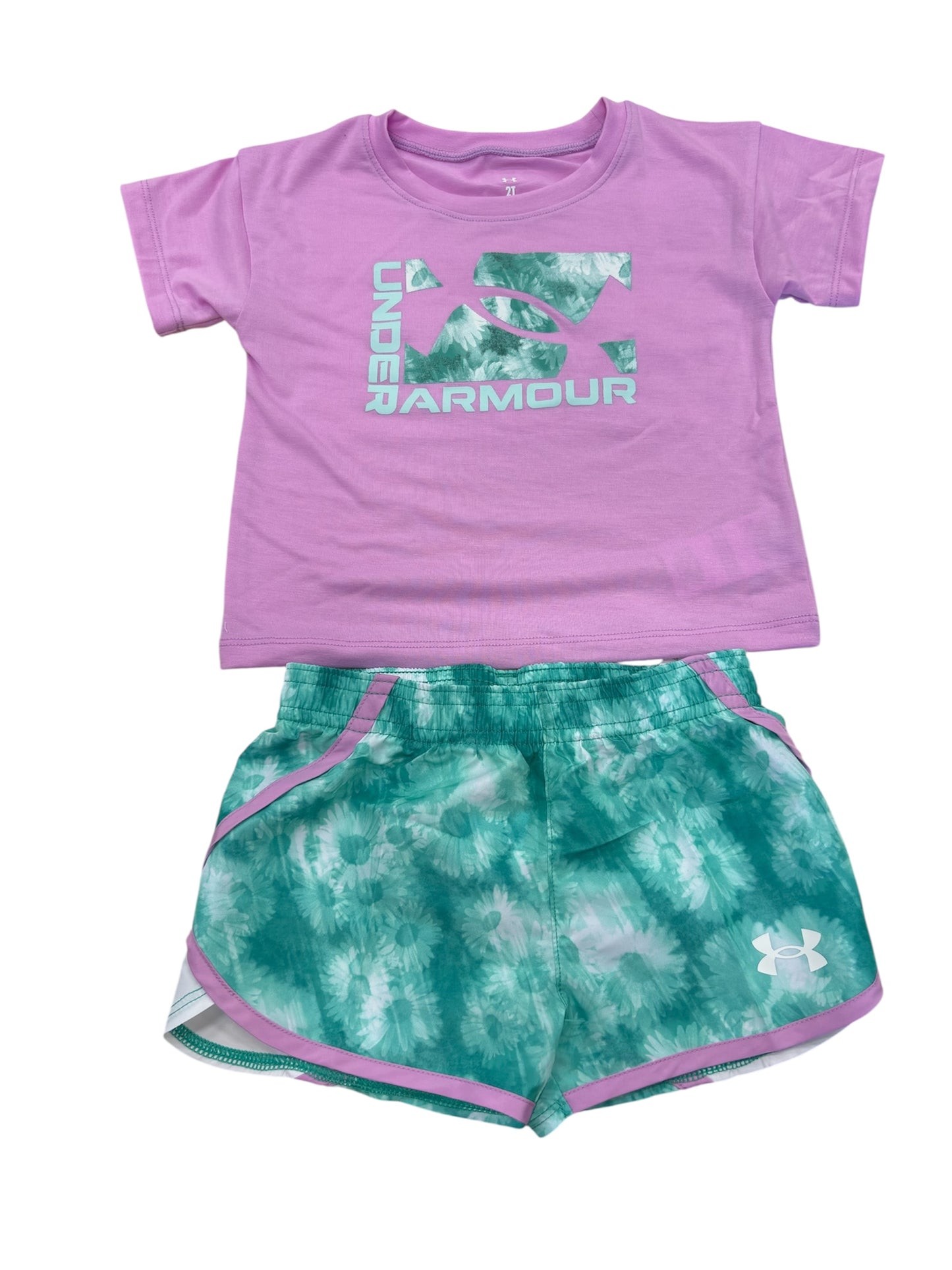 Ensemble Short - Under Armour, t-shirt violet avec logo turquoise, short vert tie-dye avec liseré violet, pour enfant, vue de face.