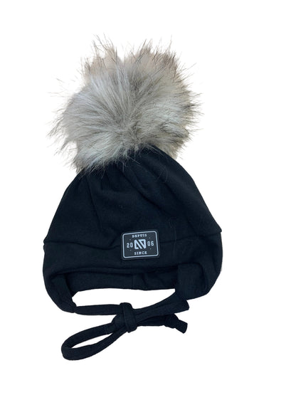 Tuque Mi-Saison - Nanö noire avec pompon en fausse fourrure grise, style chauffe-oreilles avec cordons à nouer, pour enfant, vue de face.