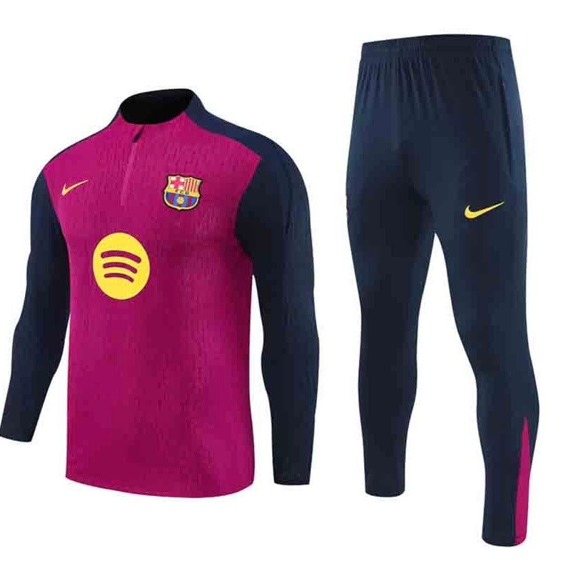 Ensemble de soccer FC Barcelone - Lamine Yamal en polyester, haut rouge et manches bleues, pantalon bleu, vue de face.