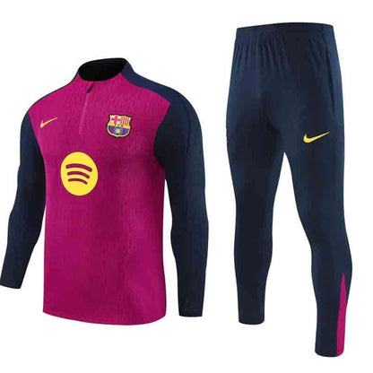 Ensemble de soccer FC Barcelone - Lamine Yamal en polyester, haut rouge et manches bleues, pantalon bleu, vue de face.