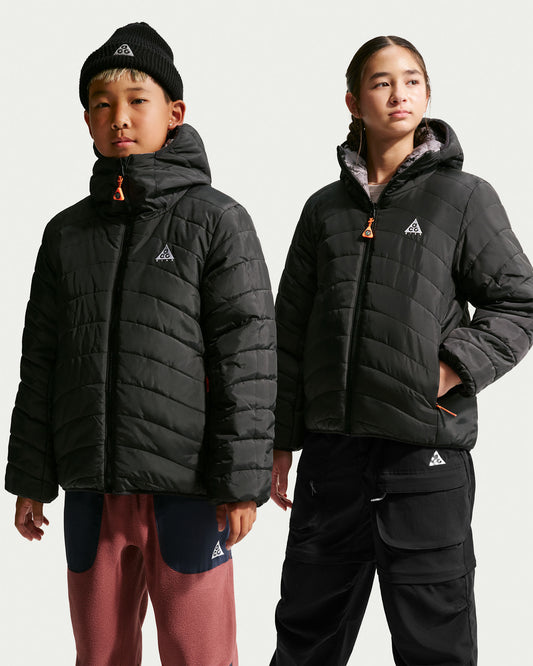Manteau Mi-Saison ACG Reversible - Nike noir matelassé à capuche, porté de face par un garçon et une fille enfants