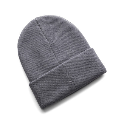 Tuque d'hiver - Under Armour en tricot gris, style classique avec revers, vue de dessus sur fond blanc.