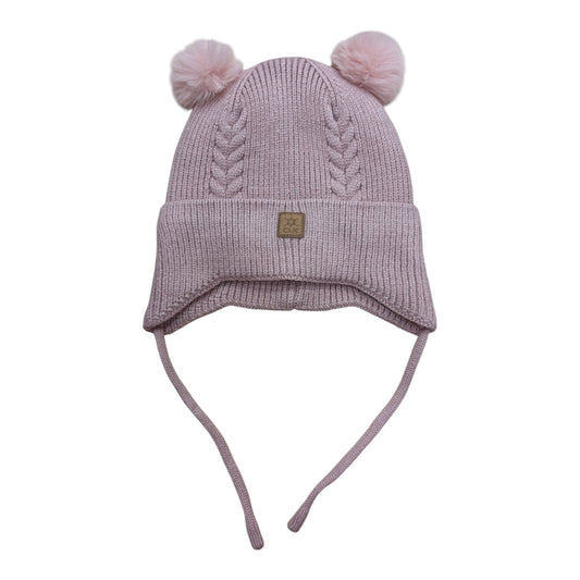 Tuque d'hiver - Calikids rose poudré en tricot avec deux pompons et torsades pour enfant vue de face avec cordons d'attache