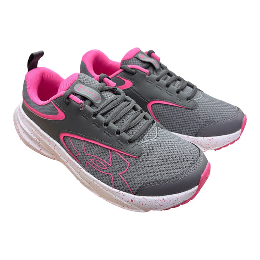 Espadrilles UA Surge 5 - Under Armour gris avec détails roses, tige en mesh respirant, semelle blanche éclaboussée de rose, vue de trois quarts.
