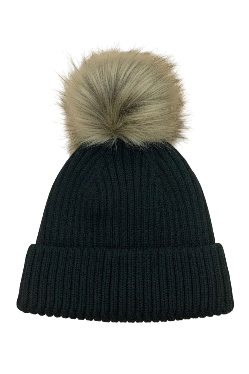 Tuque d'hiver - Peluche & Tartine noire en maille côtelée avec pompon en fausse fourrure beige, vue de face, pour enfant.
