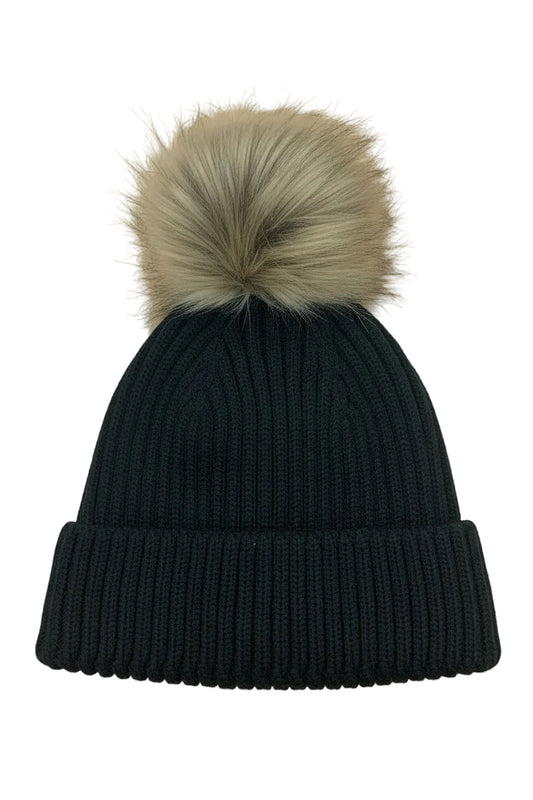 Tuque d'hiver - Peluche & Tartine noire en maille côtelée avec pompon en fausse fourrure beige, vue de face, pour enfant.