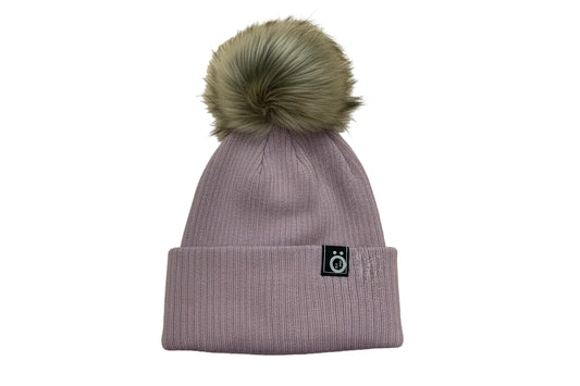 Tuque d'hiver - Snö rose pâle en tricot côtelé avec pompon en fausse fourrure beige, vue de face, style unisexe adulte.