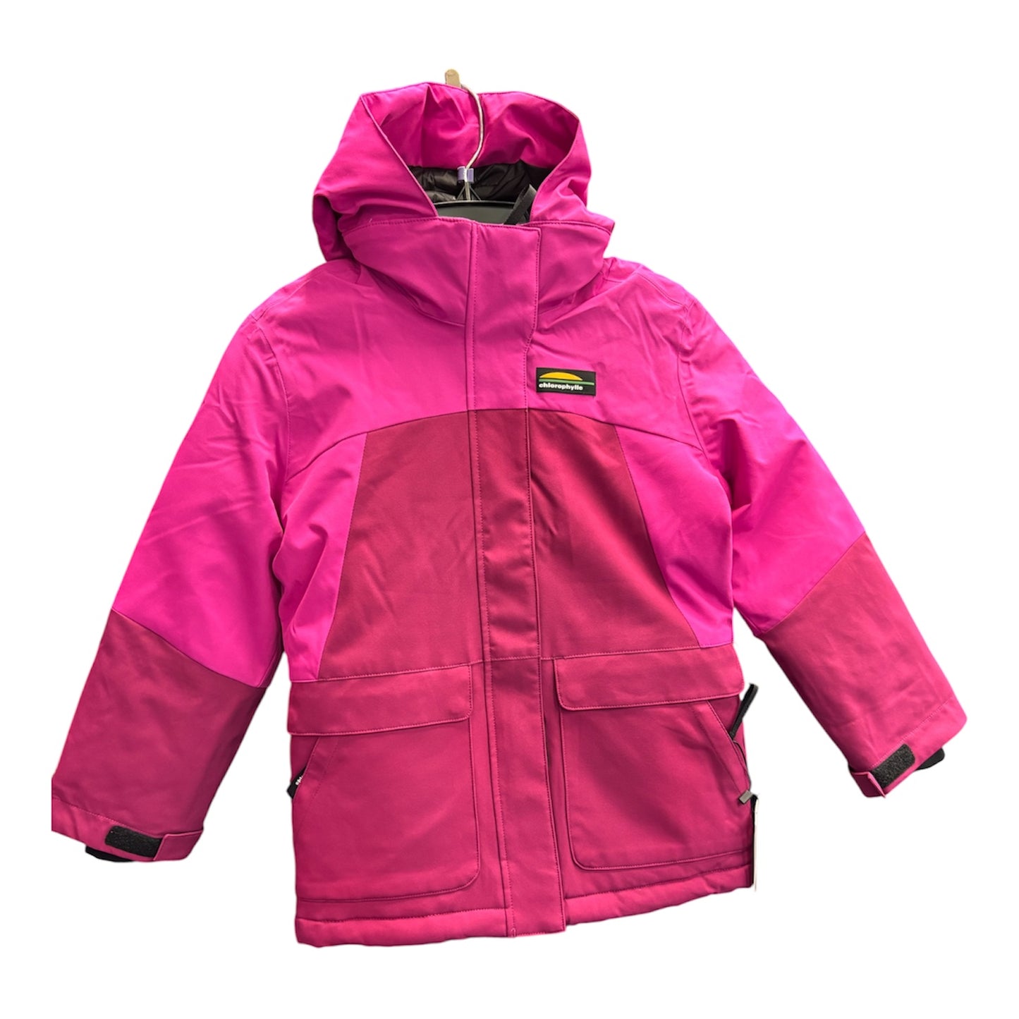 Manteau d'hiver Taïga - Chlorophylle rose fuchsia et rose foncé, style extérieur avec capuche, pour enfant, vue de face.