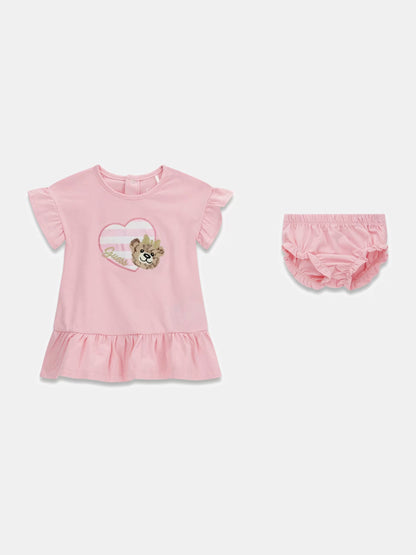 Robe + Culotte - Guess rose en coton pour bébé fille avec motif cœur et ours, vue de face, manches courtes et volant bas.