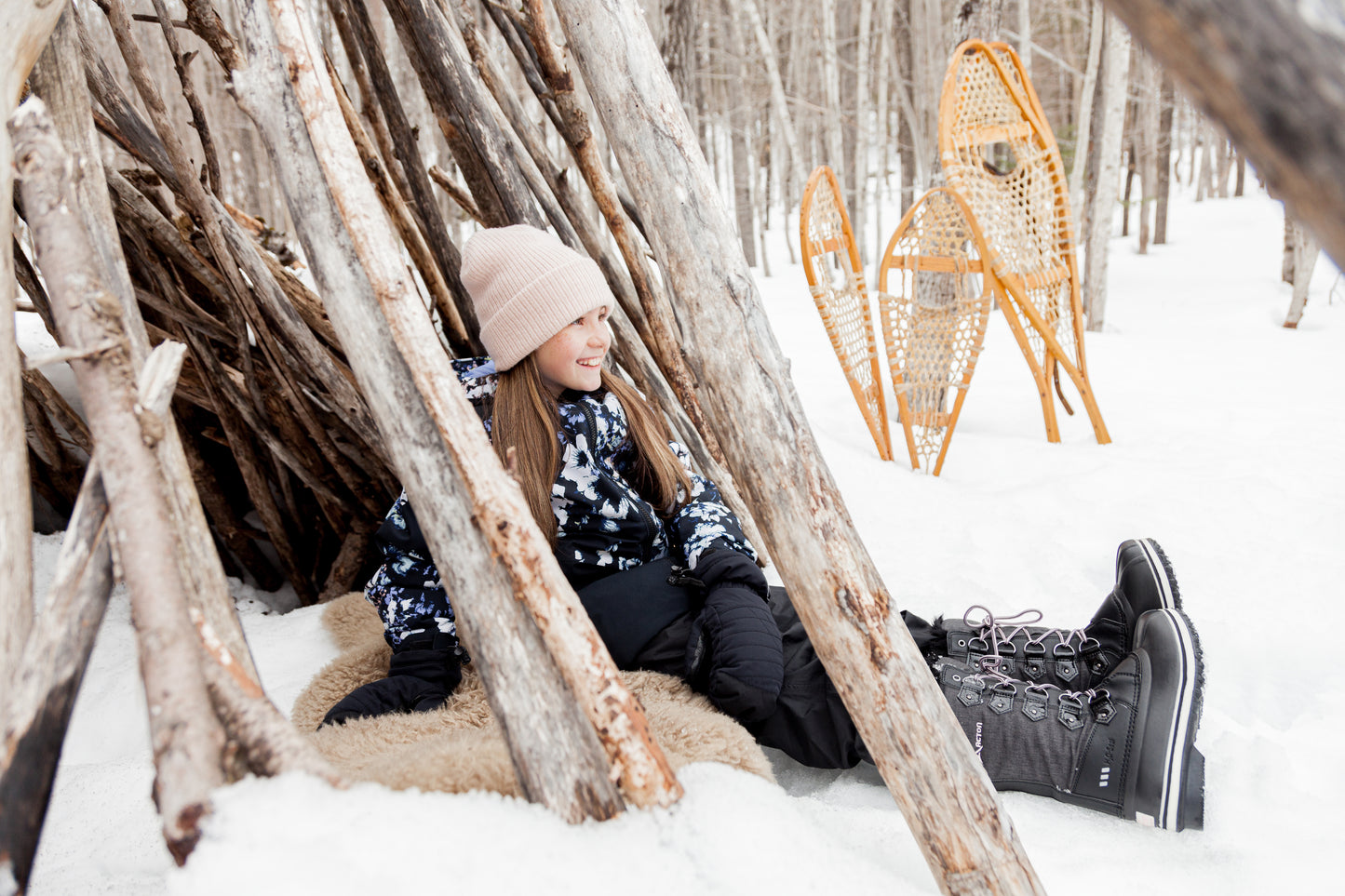 Bottes d'hiver - Acton Cortina noires en cuir synthétique imperméable, portées par fille en extérieur, vue latérale.