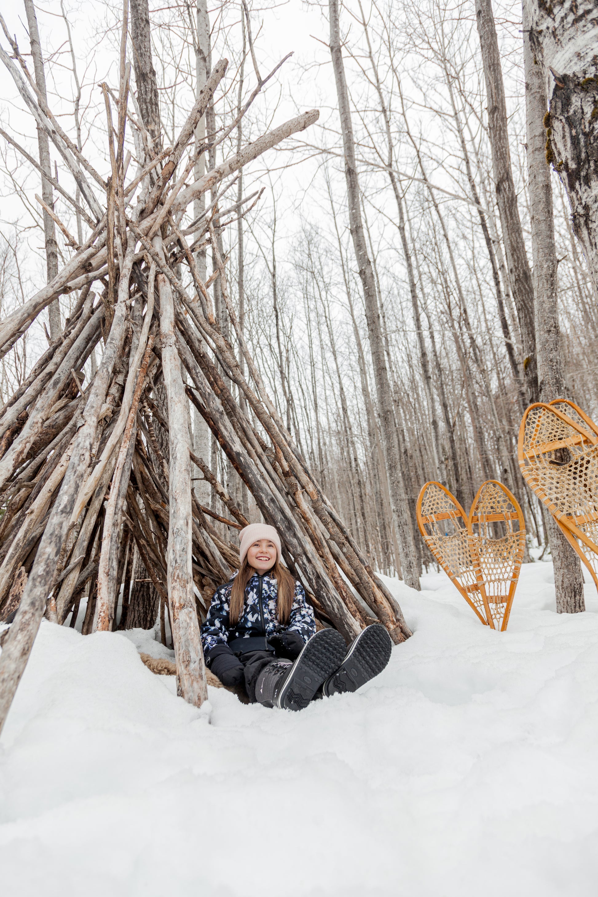 Bottes d'hiver - Acton Cortina noires en cuir synthétique imperméable, fille, vue portée assise dans la neige devant tipi en bois