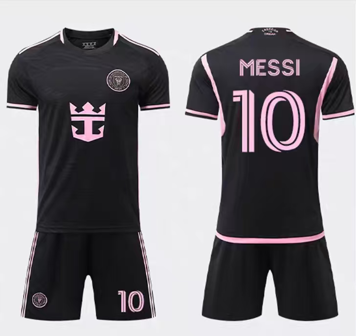 Ensemble de soccer Miami - Messi noir avec détails roses en tissu synthétique, maillot et short, vue de face et de dos avec le nom Messi et le numéro 10.