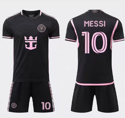 Ensemble de soccer Miami - Messi noir avec détails roses en tissu synthétique, maillot et short, vue de face et de dos avec le nom Messi et le numéro 10.