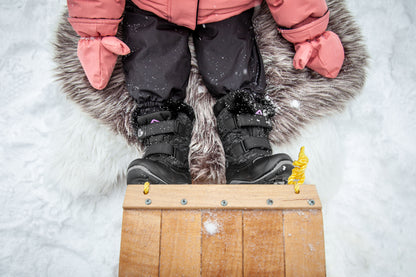 Bottes d'hiver - Acton Funky noires avec fermeture autoagrippante, doublure chaude, pour fille, vues pied assise neige