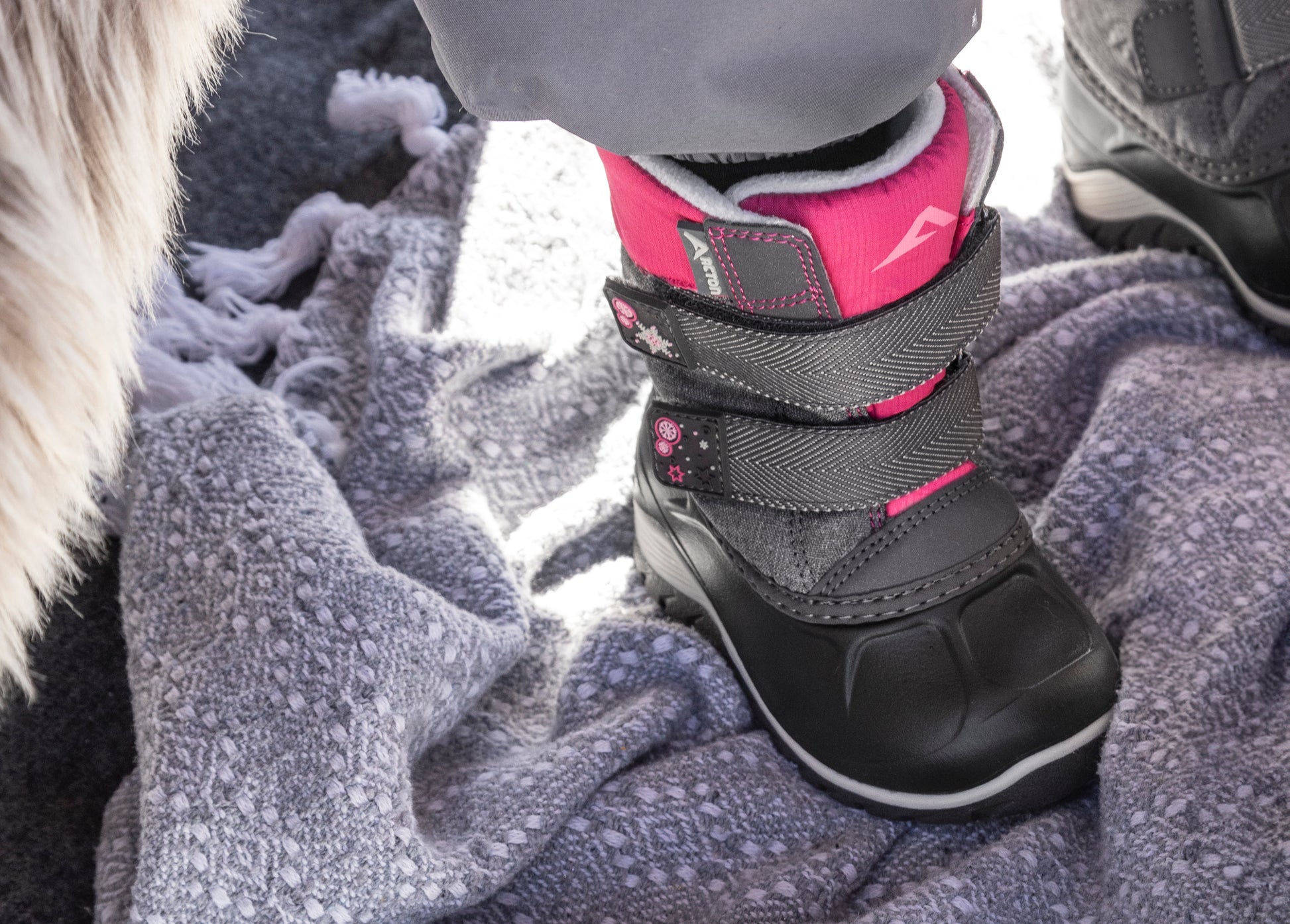 Bottes d'hiver Kiddy - Acton pour fille noires et roses avec fermeture double bandes autoagrippantes, vue portée sur mannequin