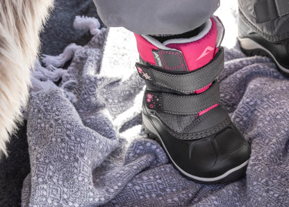 Bottes d'hiver Kiddy - Acton pour fille noires et roses avec fermeture double bandes autoagrippantes, vue portée sur mannequin