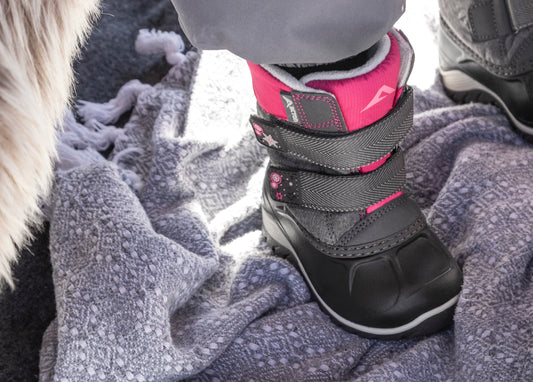 Bottes d'hiver Kiddy - Acton pour fille noires et roses avec fermeture double bandes autoagrippantes, vue portée sur mannequin