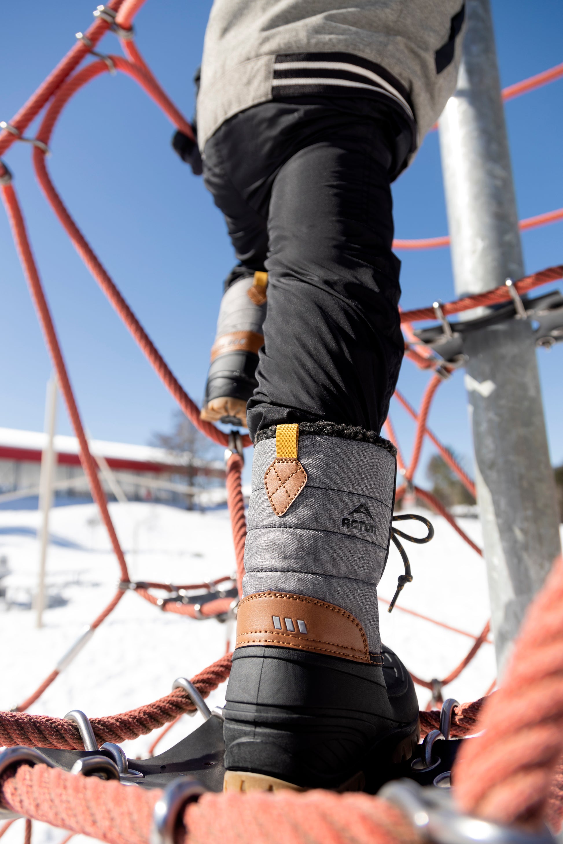 Bottes d'hiver Energy - Acton grises avec empiècements marron et noirs, doublure chaude, pour enfant, vue de dos en extérieur neige.