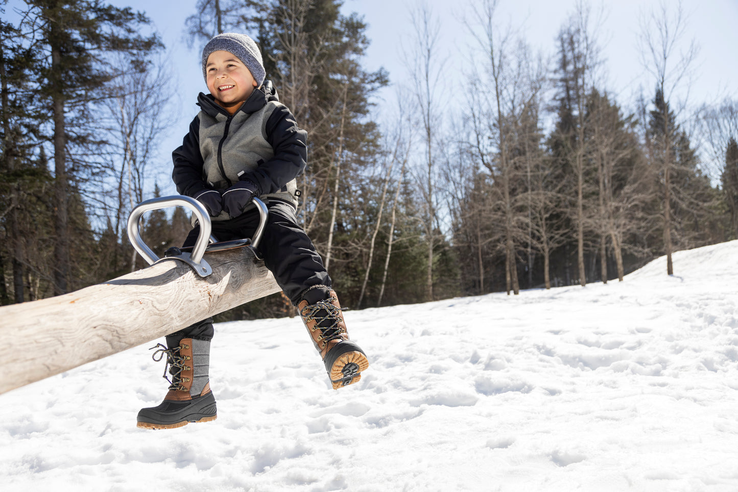 Bottes d'hiver Energy - Acton marron et noir en cuir synthétique et nylon, lacées, portées par enfant, vue de face en extérieur neigeux
