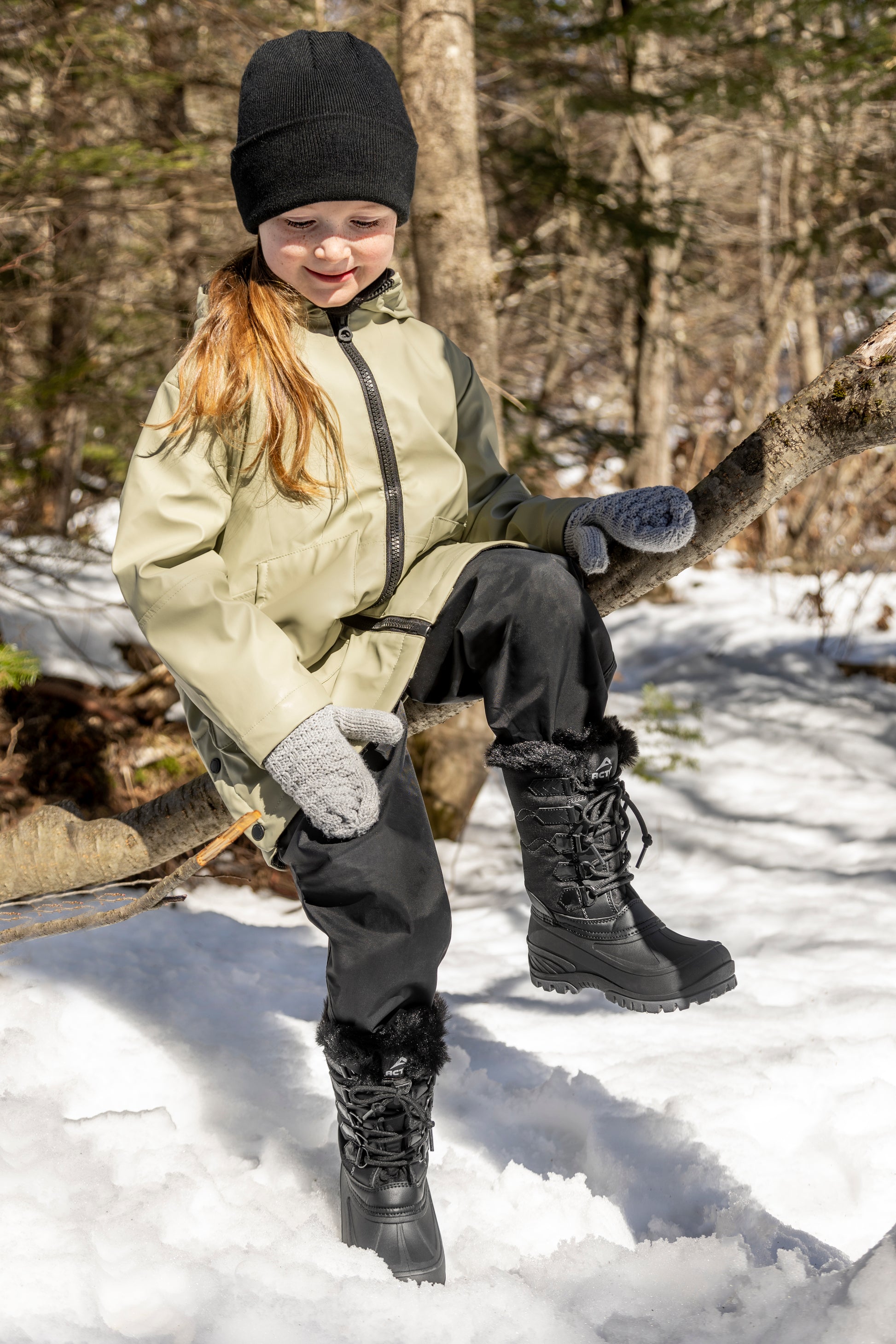 Bottes d'hiver Spark - Acton noires en cuir synthétique et nylon, fourrées, lacées avec fermeture à barillet, portées par enfant, vue portée extérieur hiver