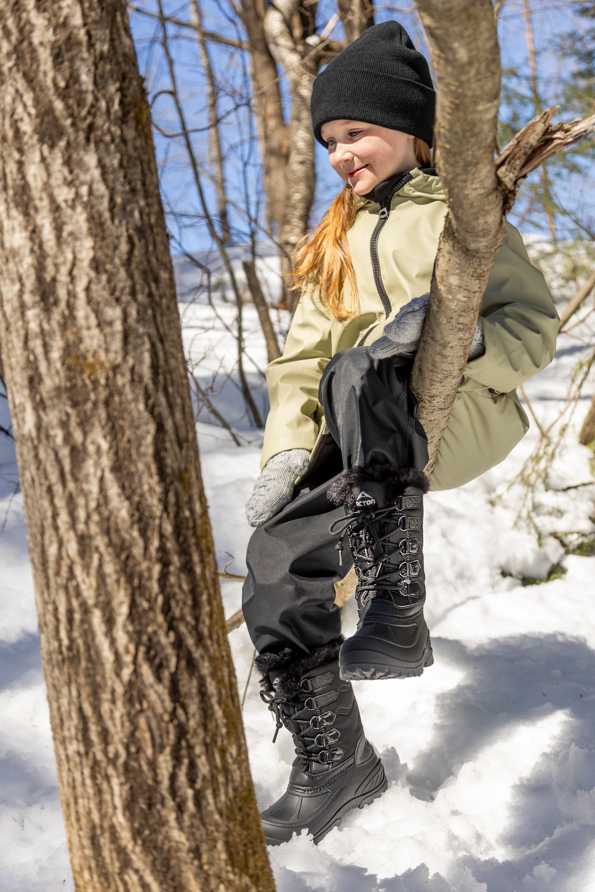 Bottes d'hiver Spark - Acton noires imperméables avec fourrure et lacets, enfant, vues profil et face en extérieur neige