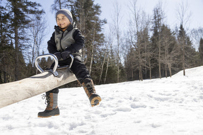 Bottes d'hiver Energy - Acton marron et noir en cuir synthétique, enfant garçon, vue portée assis dans la neige.