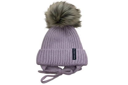 Tuque d'hiver - Nanö mauve en tricot côtelé avec pompon gris, doublure douce, attaches sous le menton, pour bébé, vue de face.
