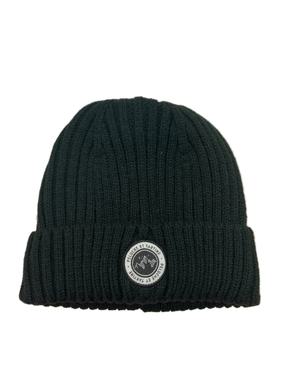 Tuque d'hiver - Nanö en tricot côtelé noir avec écusson rond blanc, pour enfant, vue de face.