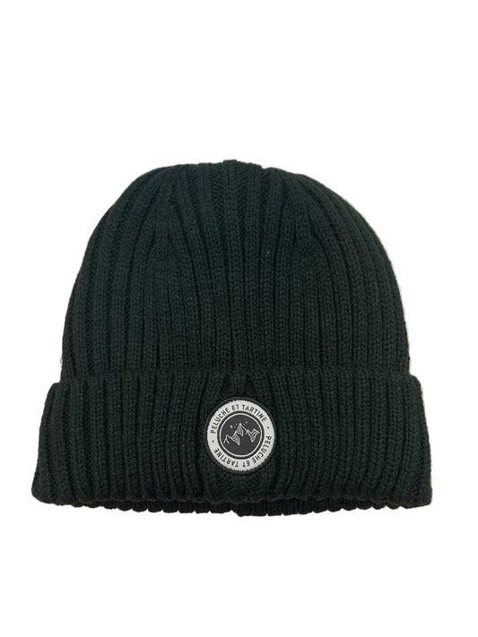 Tuque d'hiver - Nanö en tricot côtelé noir avec écusson rond blanc, pour enfant, vue de face.
