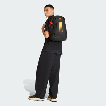 Homme portant Sac à dos ADIDAS APWR - Adidas noir avec détails jaunes, style urbain, vue dos, modèle adulte.