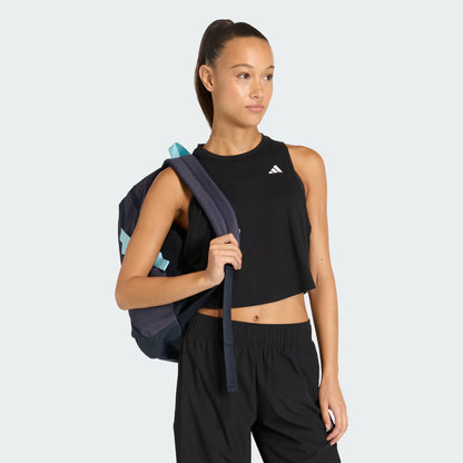 Femme portant un Sac à dos ADIDAS APWR - Adidas bleu marine avec détails turquoise, vue de côté, style sportif.