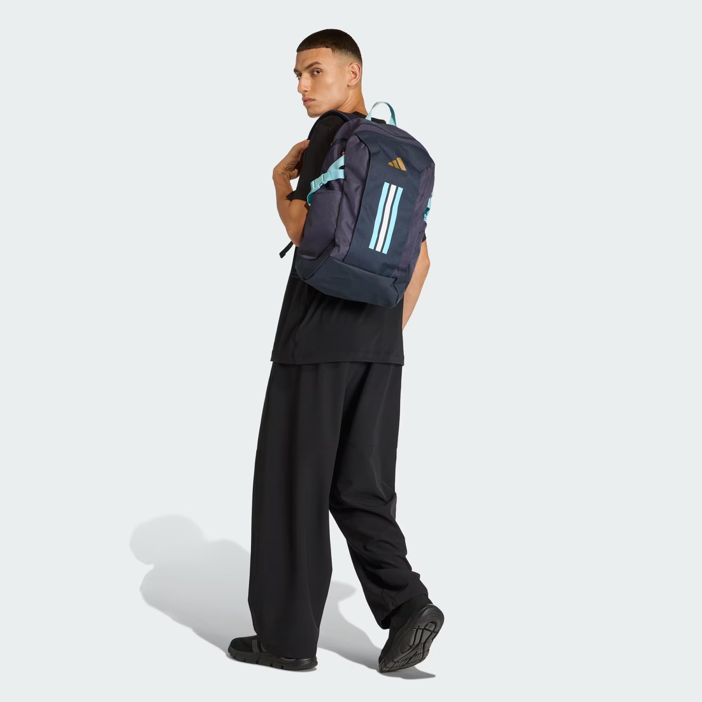 Sac à dos ADIDAS APWR - Adidas bleu marine avec détails bleu clair et logo doré, porté par homme, vue de dos en pied.