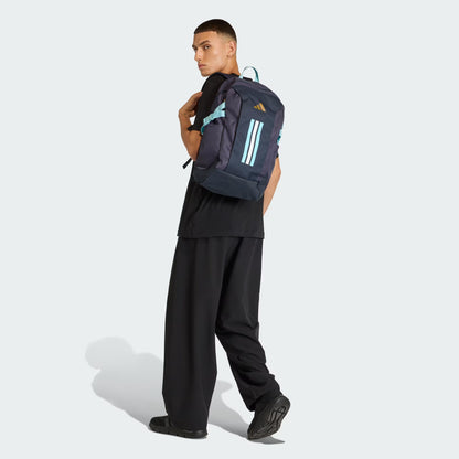 Sac à dos ADIDAS APWR - Adidas bleu marine avec détails bleu clair et logo doré, porté par homme, vue de dos en pied.