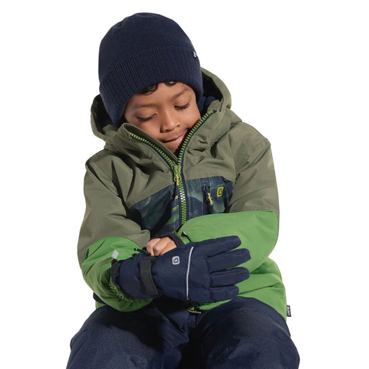 Gant d'hiver Aiden - Gusti, gant bleu marine porté par un enfant, vue de face, avec veste verte et bonnet bleu navy